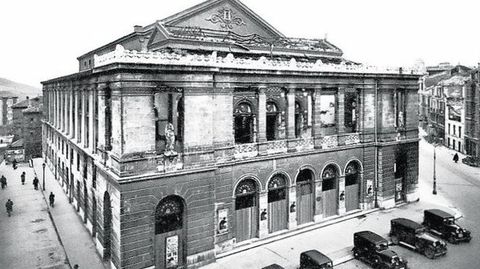 Oviedo, 1934. En la imagen podemos ver el estado en que quedó el Teatro Campoamor tras ser incendiado durante la Revolución. También se aprecia la destrucción de varios edificios en la calle Argüelles y, a la izquierda, la desaparecida escalinata que bajaba hacia Alonso Quintanilla