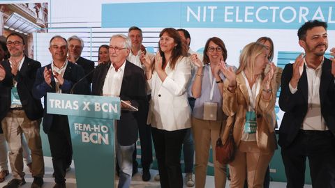 El exalcalde Xavier Trias (3i), que lidera la candidatura de Junts en Barcelona, valora los resultados de las municipales en la capital catalana, en la que se impone con 11 concejales, uno más que el PSC de Jaume Collboni, que se queda con diez