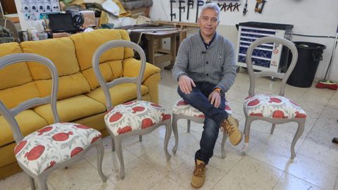 José Permuy: «Cada vez viene más gente joven que quiere tapizar los muebles  de sus padres o abuelos»