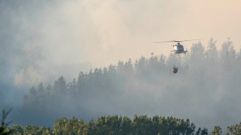 En las tareas de extincin del incendio de O Fabeiro participaron varios helicpteros