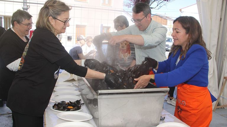 La conselleira de Mar destaca en Rinlo el valor del mejillón «como motor económico e turístico» de Galicia