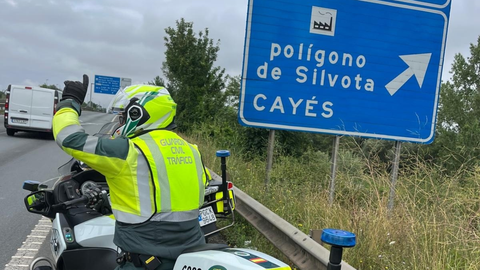 Agentes de la Guardia Civil en el desv�o al pol�gono de Silvota (Llanera).