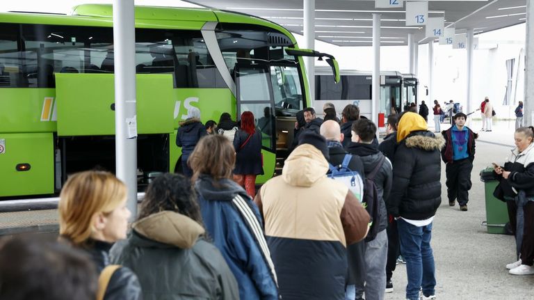 Máxima actividad en la estación intermodal viguesa de Vialia por el bloqueo del tren
