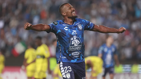 Salom�n Rond�n celebra un gol con Pachuca