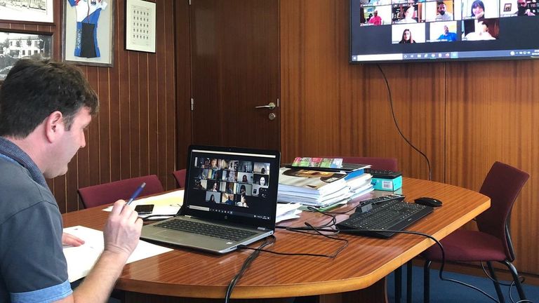 Imagen de archivo del alcalde de Sada, Benito Portela, durante una reunión digital