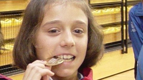 Raquel, con una de sus primeras medallas de minibásquet en Josefinas