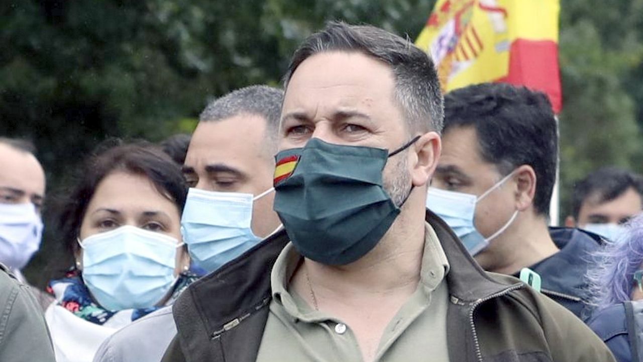 Las v&iacute;ctimas del Alvia recriminan a Pablo Iglesias su silencio sobre sus demandas ahora que est&aacute; en el Gobierno.CAMUFLADAS. Las tres furgonetas, este fin de semana en la autov&iacute;a A-52, antes de iniciar el servicio de vigilancia. Dos son blancas y una azul