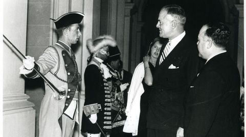 El embajador de Estados Unidos mira divertido el atuendo de la Guardia municipal en una visita a la ciudad, en el año 1956, siendo alcalde Alfonso Molina