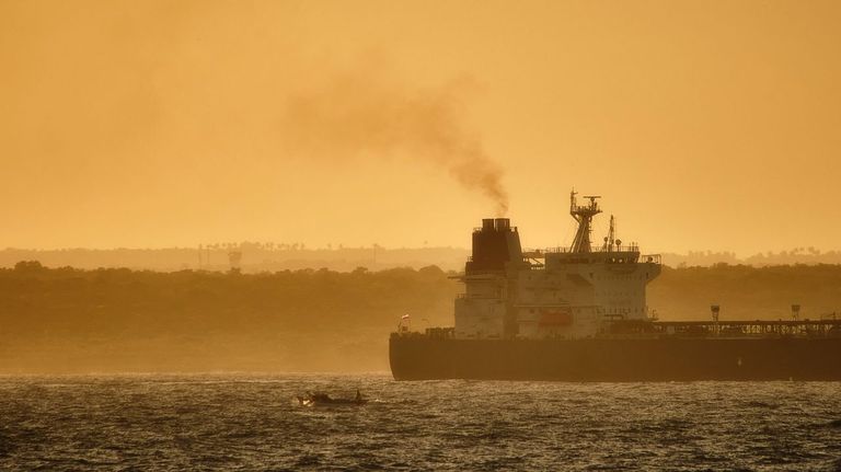 Los países de la OPEP+ estudian aumentar la oferta de petróleo para tranquilizar a los mercados ante la guerra