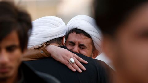 Clrigos chitas y miembros de Hasheb al-Shaabi lloran la muerte de un correligionario en Mosul