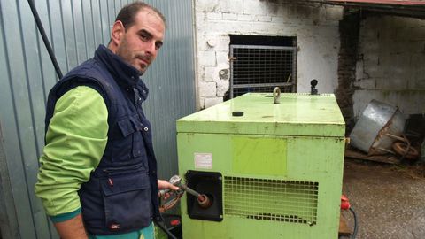 Javier Lpez echando combustible en el generador que necesita en su explotacin