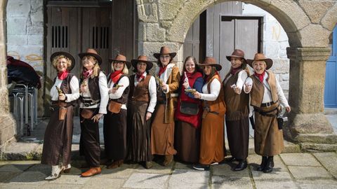 Un grupo de amigas vestidas de vaqueras en el jueves de comadres de Ribadavia