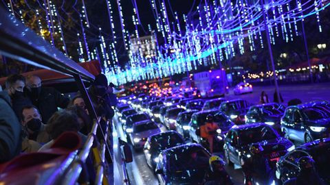 Turistas en el autobs nocturno para disfrutar de las luces de Navidad en Madrid