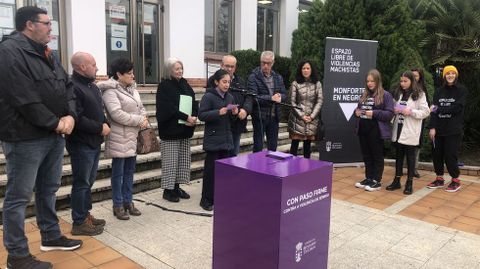 Una estudiante lee un texto con la violencia machista junto a Margarita López y el resto de los concejales que acudieron a la concentración organizada por el Ayuntamiento de Monforte