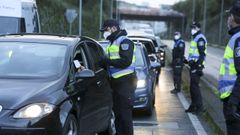 Agentes de la Policía Local de Ferrol realizando un control de vehículos en la ciudad