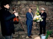 El violinista Antonio Rumbo, el alcalde de Camarias, Manuel Alonso, y el delegado de la Real Liga Naval Espaola, Jos Manuel Pato, durante la ofrenda floral a los nufragos del Serpent