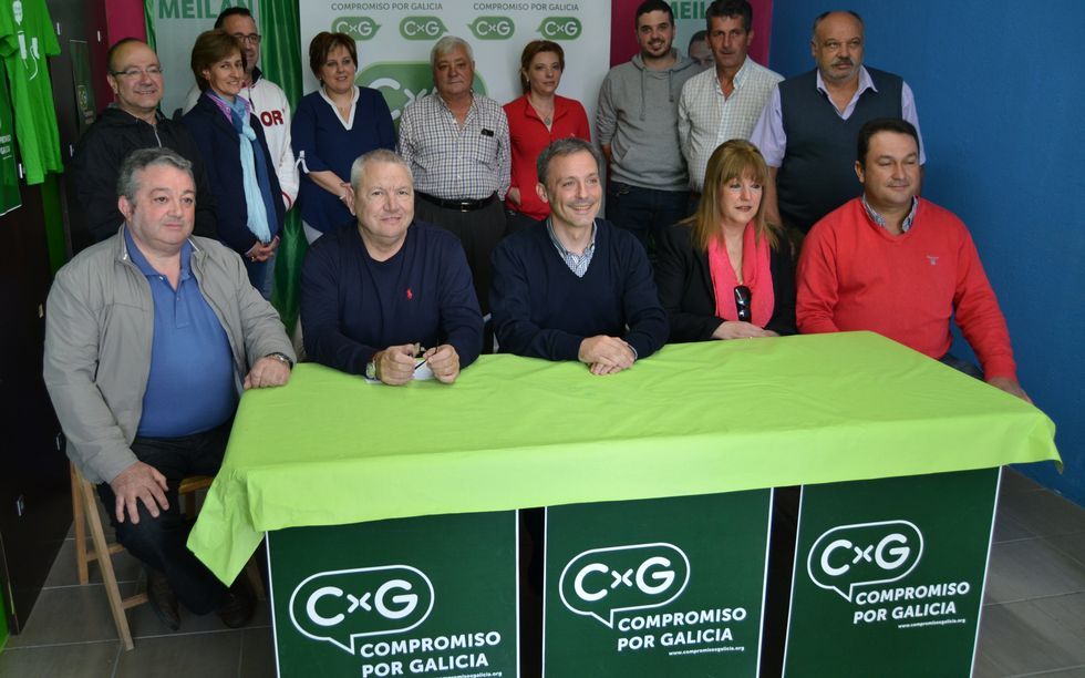 Xo�n Bascuas, en el centro, con los candidatos de CxG en la comarca, de izquierda a derecha: Xos� Real (Samos), Benjam�n Escontrela (Sarria), Marcelina L�pez (O P�ramo) y Carlos Fern�ndez (L�ncara).