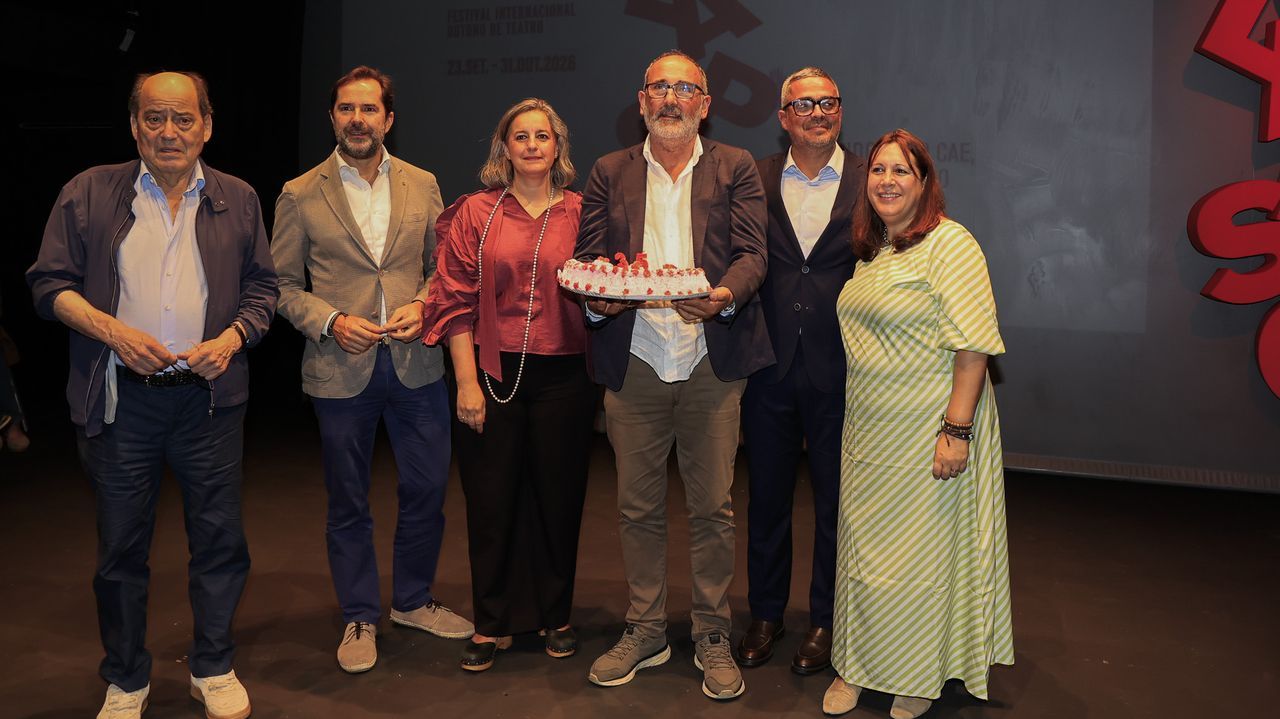 Ave Crunia recrea el pasado romano de la ciudad en la torre de H&eacute;rcules.Os representantes sopraron as velas pola 35&ordf; edici&oacute;n do FIOT.
