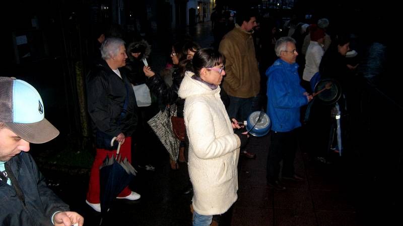 Algunos participantes hac�an sonar cacerolas y sartenes para protestar contra el encauzamiento