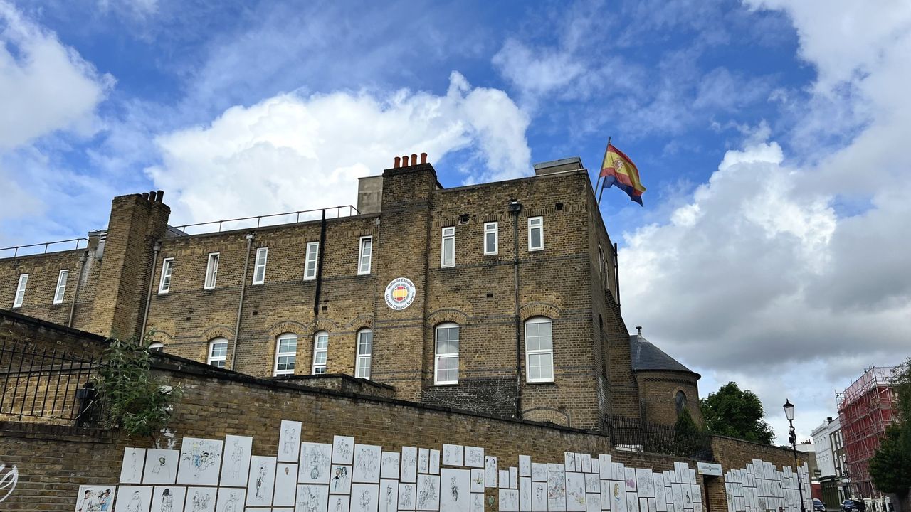 Llegada a Noalla en Sanxenxo de un peregrino franc�s que hizo el Camino de Santiago desde Alsacia.<span lang= gl >O Instituto Espa�ol Vicente Ca�ada Blanch, en Portobello (Londres), nunha imaxe de arquivo</span>