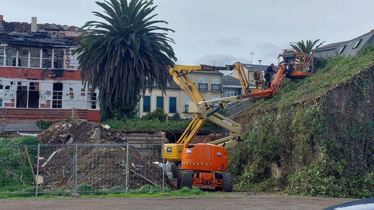Encuentran cinco coches al limpiar una zona invadida por la maleza en pleno centro de Ribadeo