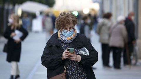 Una lucense camina con mascarilla por el centro de la ciudad Lugo, donde se notificaron 350 casos