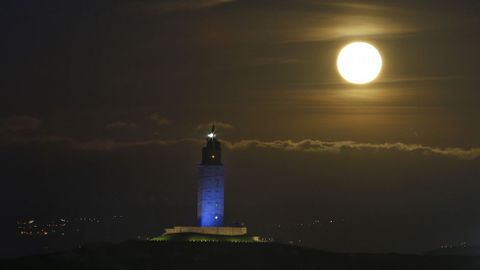 Superluna sobre la Torre en una imagen de archivo