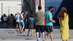 Residentes en Burela hacen cola para depositar su voto en la jornada electoral del 12J.