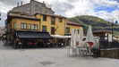 Calles de Cangas del Narcea con terrazas hosteleras