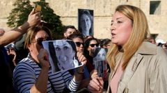 La eurodiputada maltesa Roberta Metsola, junto a manifestantes crticos contra Muscat