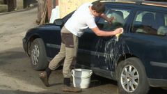 Adri�n Beovides, el �nico ni�o de Yernes y Tameza, lavando su coche