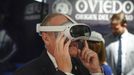 El portavoz parlamentario del PP, Diego Canga, en el stand del ayuntamiento de Oviedo con gafas de realidad virtual