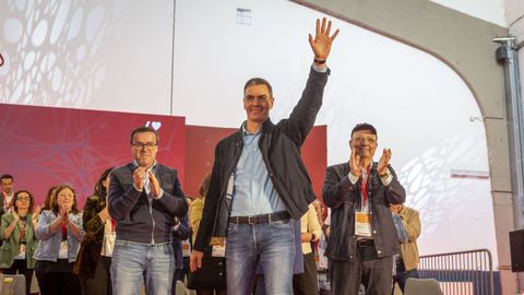 Snchez, entre el nuevo lder del PSOE extremeo, Miguel ngel Gallardo, y Guillermo Fernndez Vara.