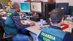 Agentes de la Guardia Civil especialistas en ciberdelincuencia, en una imagen de archivo.