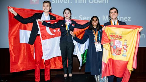 Sergio Martínez (primero a la derecha), estudiante del ciclo superior de Xestión de Aloxamentos Turísticos del CIFP Manuel Antonio, tras ser bronce en el WorldSkills