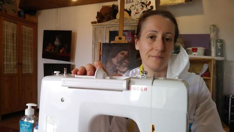 Carmen Jimnez es una de las mujeres que realiza mascarillas caseras en Celanova