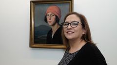 Amelia Martn posa junto a la pintura que Francisco Llorens le hizo a su ta, Eva Mara Martn Rodrguez, ms conocida por los suyos como Titos. 