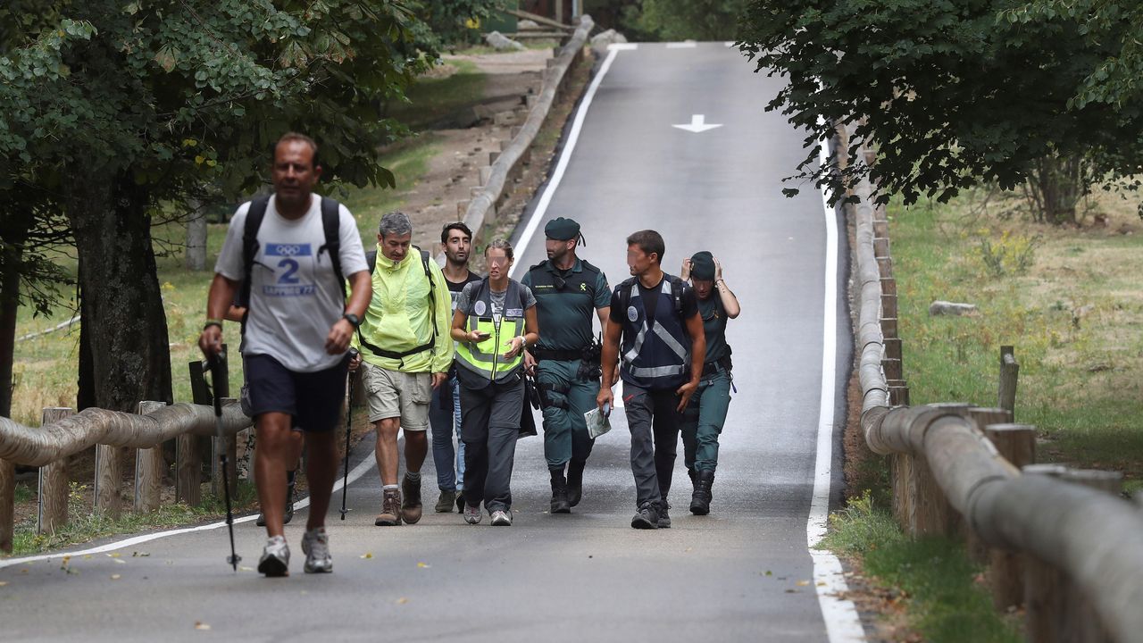 Varios voluntarios durante la búsqueda