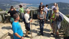 Excursionistas en el mirador de A Miranda, en Cario, con extraordinarias vistas a la ra