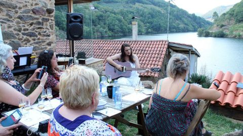 Cata de aguardientes con música organizada en Pincelo en el 2020 por la denominación de origen Orujo de Galicia
