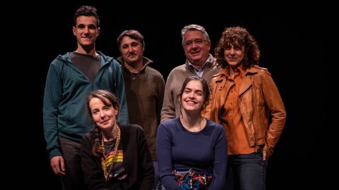 Tamara (abaixo á esquerda) con parte do equipo de Soños