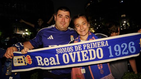 Cientos de aficionados celebran el ascenso del Real Oviedo en la plaza Amrica