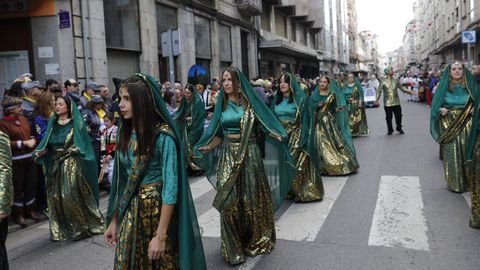 Domingo de entroido en Verín. Desfile con mucha participación y público.