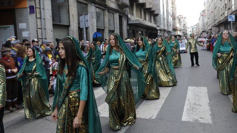 Domingo de entroido en Vern. Desfile con mucha participacin y pblico.