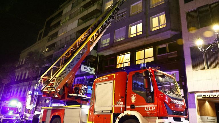 Los bomberos liberan en Nochebuena a cinco personas atrapadas en un ascensor en Vigo