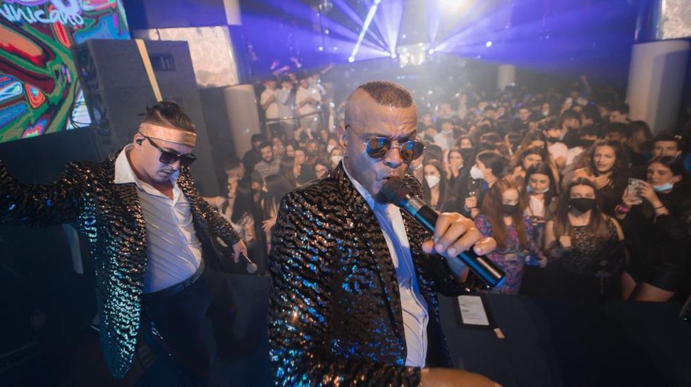 Yo s� te pido... La Luna.El ambiente en la discoteca Canelas en la �ltima madrugada, con unas 1.400 personas en la sala. 