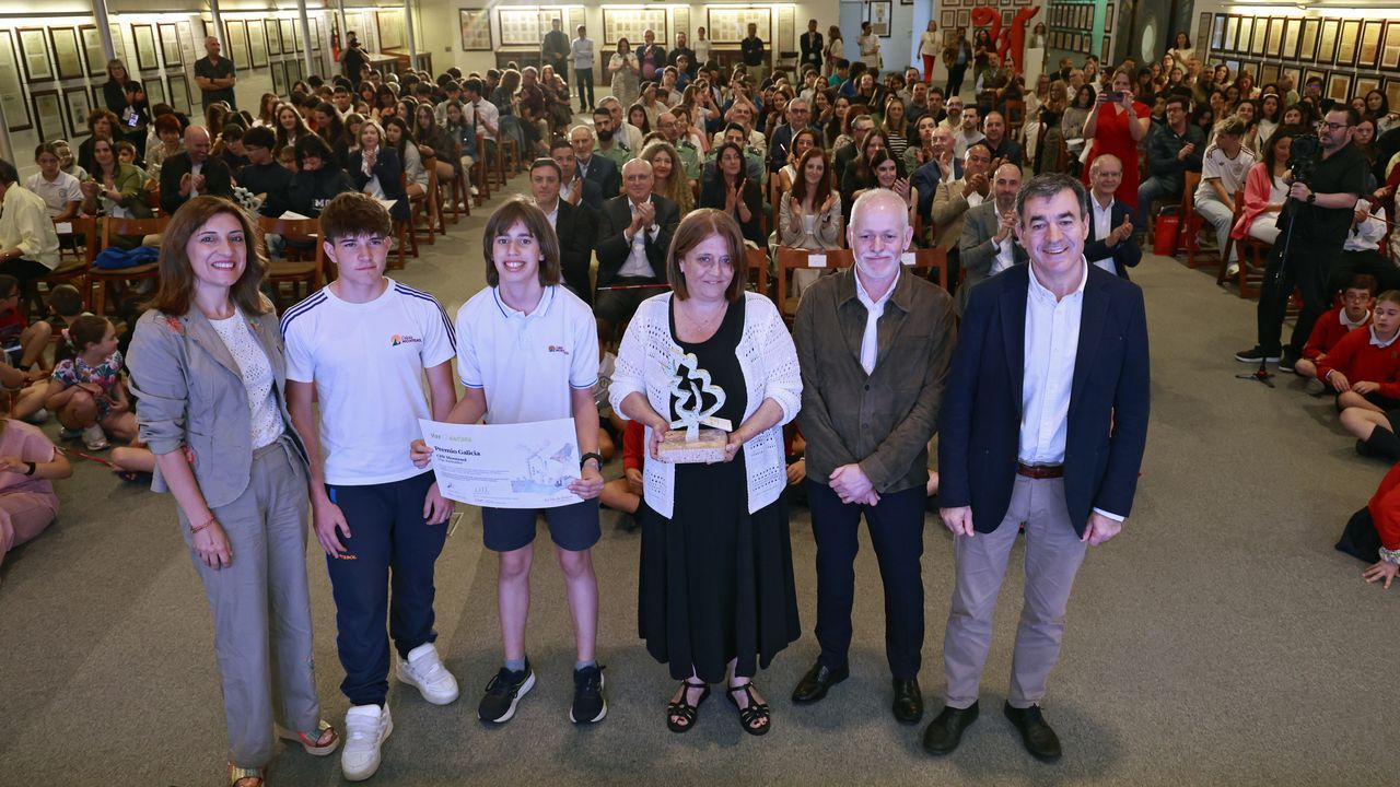 A conselleira de Medio Ambiente, �ngeles V�zquez; o conselleiro de Educaci�n, Rom�n Rodr�guez, e o presidente de La Voz de Galicia, Lois Blanco, entreg�ronlles o galard�n a Cristina D�az Prego, Roi Hermelo Ricoy e Leo Franco.