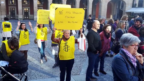 Manifestantes de Amnistía Internacional en la concentración de Gijón
