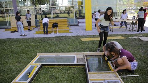 Voluntarios trabajando en el proyecto Aula Libre 