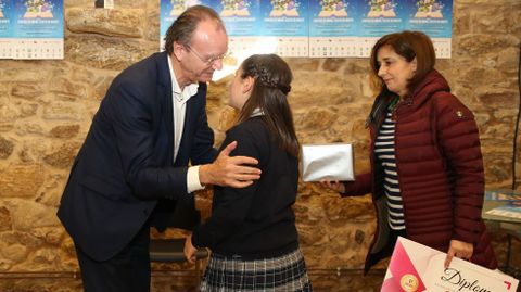 Recolle Xiana Castieira Buiturn, alumna do colexio Manuela Rial Mouzo (Cee). Primeiro premio. Entrega Xos Lus Vilela, director de La Voz